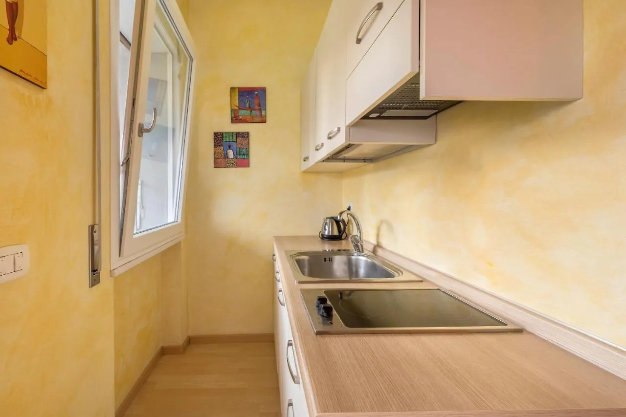 Garda Lake And Swimming Pool Apartment