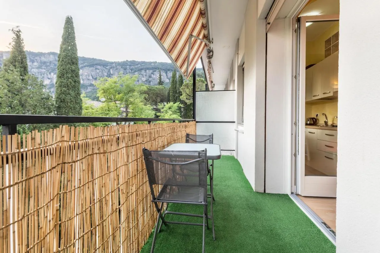 Garda Lake And Swimming Pool Apartment