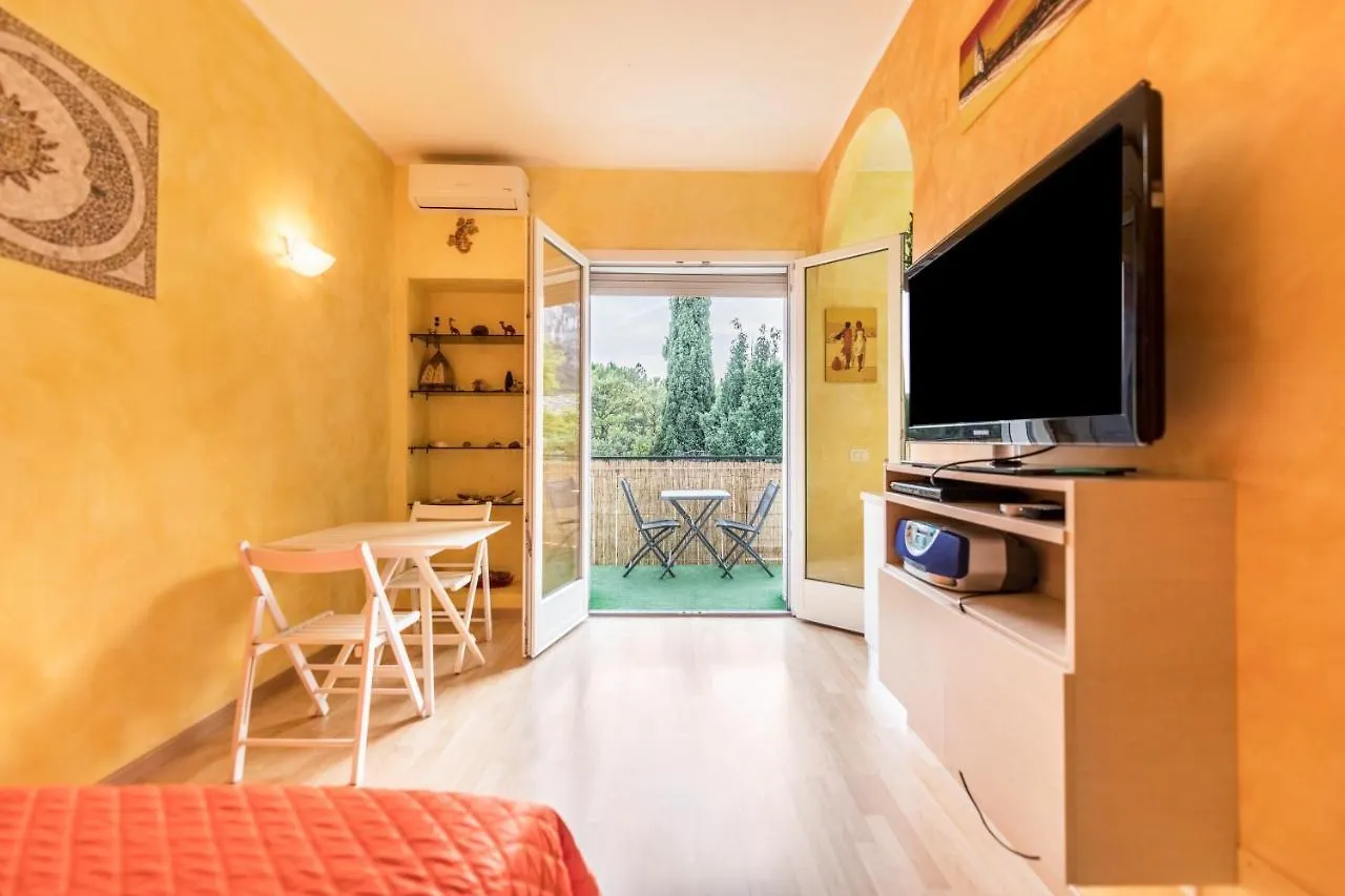 Garda Lake And Swimming Pool Apartment 0*, Garda (Verona)