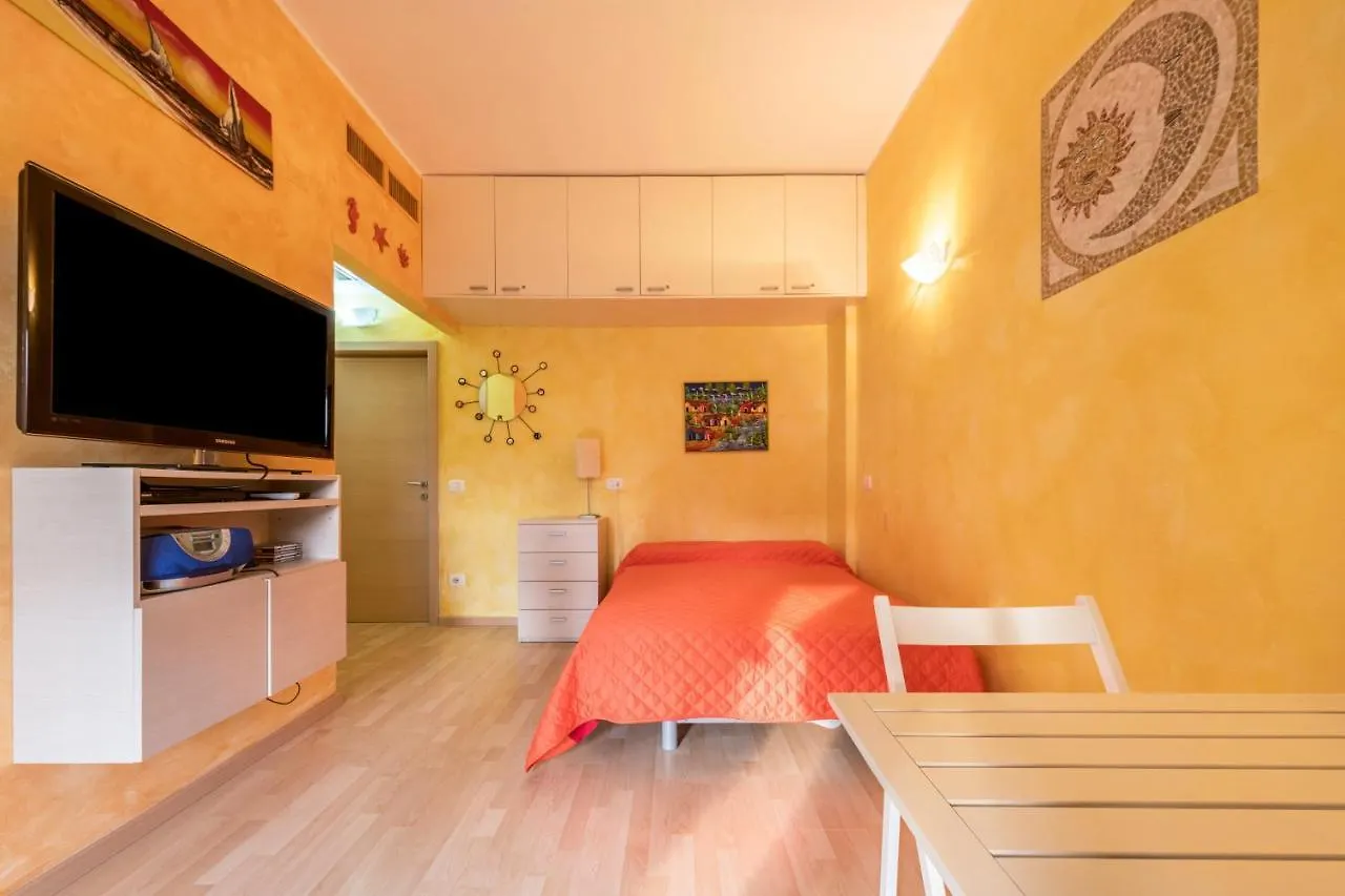 Garda Lake And Swimming Pool Apartment  Garda (Verona)