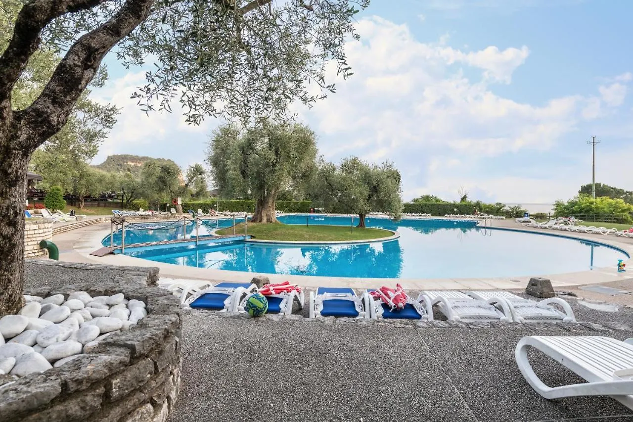 Garda Lake And Swimming Pool Apartment
